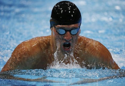 Ryan Lochte nada para ganar los 400 estilos y llevarse el oro.