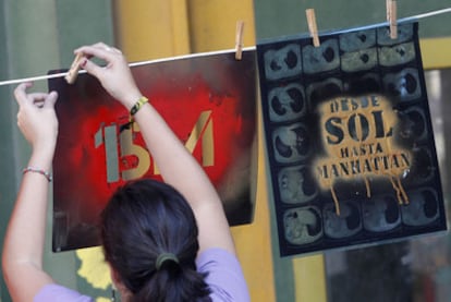 Imagen de las participantes en las primeras jornadas culturales del Movimiento 15-M,<i>El barrio Salamanca al Sol</i>, que se celebraron esta semana en la plaza de Dalí.