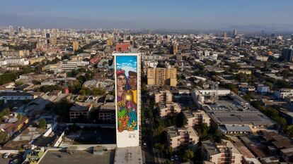 Vista aérea de un mural de 60 metros de altura del artista chileno STFI Leigthon en un edificio del barrio de Yungay en Santiago de Chile, el pasado 19 de abril. La obra forma parte de la campaña 'Rompiendo barreras por la igualdad de género', liderada por una marca de zapatos, y está realizada con una pintura ecológica compuesta por una base de cal en pasta artesanal, que durante su proceso de secado absorbe el CO2 y reduce las partículas contaminantes nocivas.