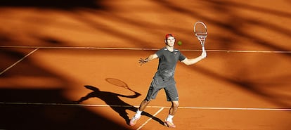 Nadal se dispone a golpear la pelota.