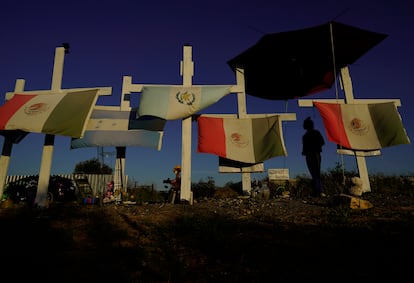 Un hombre camina entre las 53 cruces del memorial improvisado en el sitio donde fueron encontrados los migrantes.