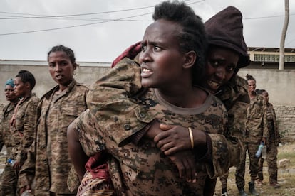 Varias mujeres militares etíopes cautivas llegan al Centro de Rehabilitación en Mekele, la capital de la región de Tigray, Etiopía, el 2 de julio de 2021.