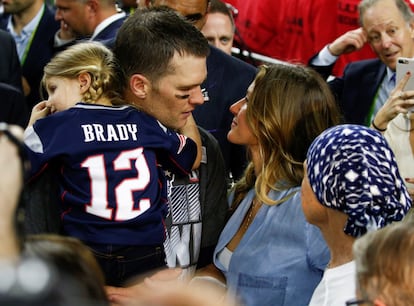 Tom Brady habla con su esposa, Gisele Bündchen, mientras carga a su hija, después de haber ganado el primer Super Bowl en tiempo extra contra los Atlanta Falcons en el Super Bowl LI en el NRG Stadium en Houston, Texas, el 5 de febrero de 2017.