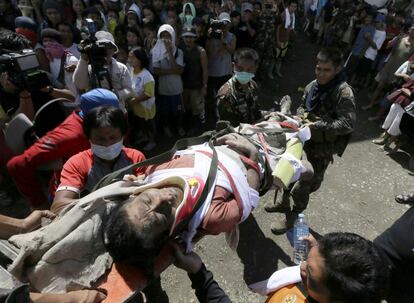 Un superviviente es rescatado en la zona de Nuevo Batan.