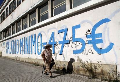 A mural reading &quot;Medium wage = &euro;475.&quot;