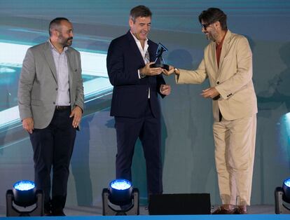 Vicente Jiménez, director de 'AS' (derecha), entrega el premio a  José Miguel Aparicio, director general Audi España, junto a Jorge Muñoz Riesco, jefe de Movilidad de Iberdrola. 