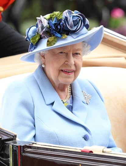 Isabel II tampoco decepcionó con uno de sus clásicos trajes chaqueta y un sombrero con unas grandes flores.