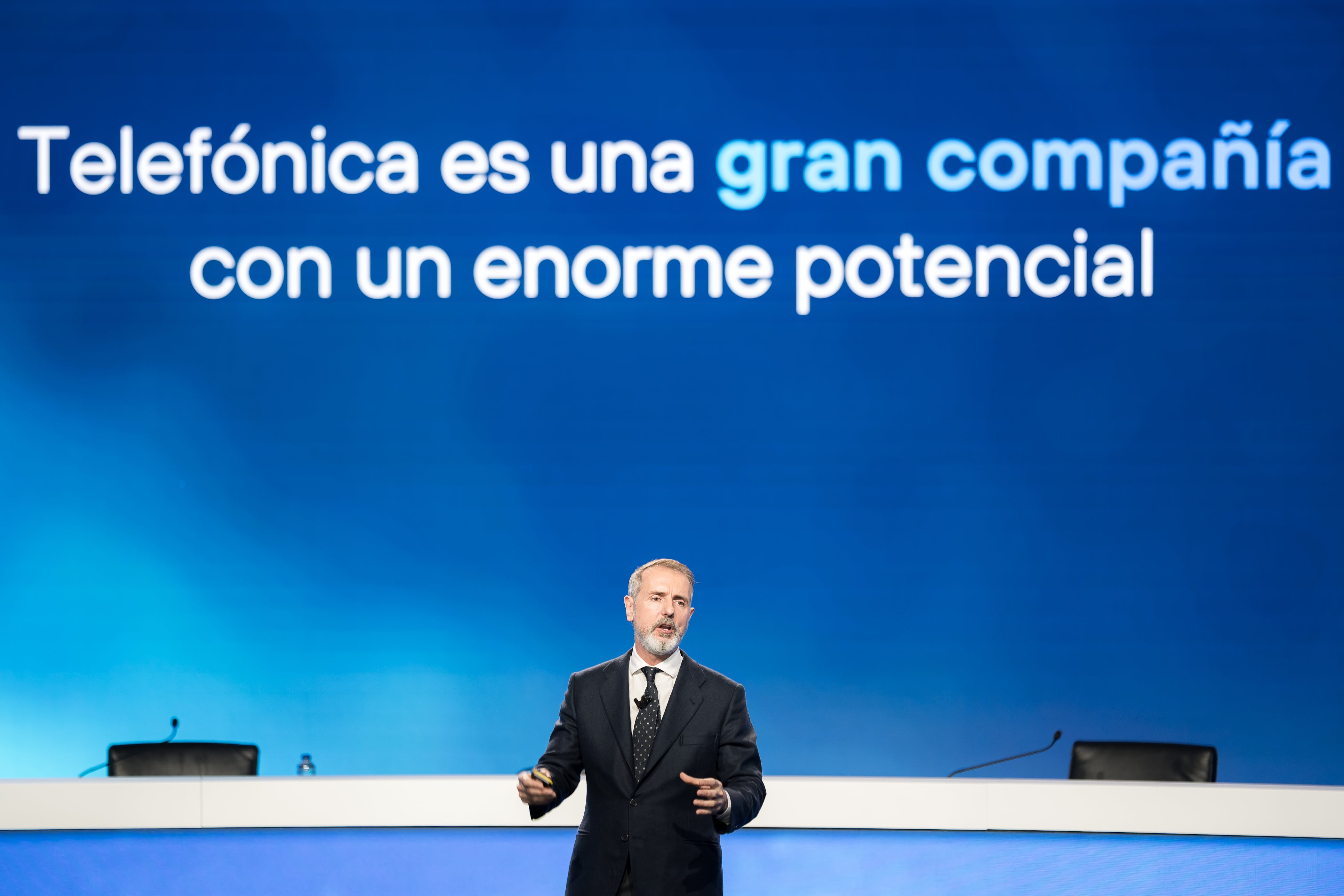 El presidente de Telefónica, Marc Murtra, anuncia la reducción a la mitad del pago de dividendos de Telefónica en presentación el pasado 4 de noviembre.