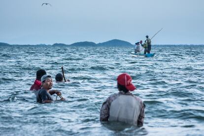 Los pescadores desde la orilla sostienen el chinchorro y ayudan a extenderlo primero hacia el interior de la laguna, y luego paralelo a la orilla.