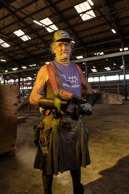 Rory Alden, uno de los carpinteros voluntarios. Lleva casi 20 ediciones participando en Burning Man. 