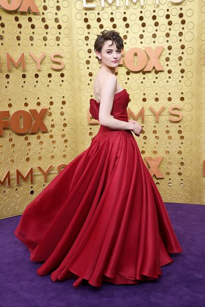 Joey King, nominada por The Act, con vestido con lazo en la espalda de Zac Posen.