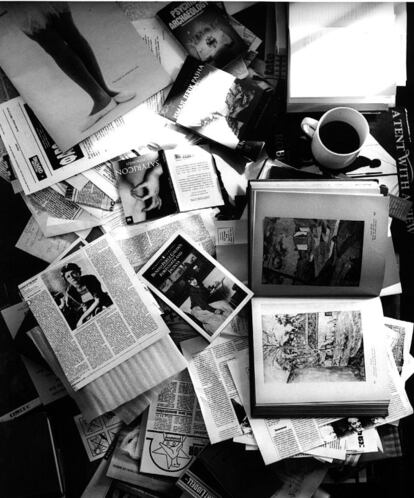 Vista de la mesa de escritura de Doris Lessing, 1995.