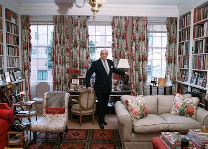 Reinaldo Herrera posa para ICON DESIGN en su despacho en Nueva York. En el suelo, alfombra inglesa de 'petit-point'. Las cortinas son herencia de su casa anterior.