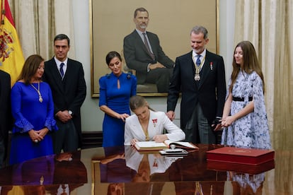 La princesa Leonor firma el libro de honor del Congreso, que estrena su segundo tomo, tras la jura de la Constitución ante las Cortes. 
