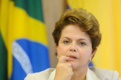 En la imagen un registro de la presidenta de Brasil, Dilma Rousseff, quien aseguró que su país se quedará con el 85 % de las riquezas retiradas del mayor yacimiento de crudo brasileño, cuya explotación fue adjudicada a cinco multinacionales extranjeras. EFE/Archivo