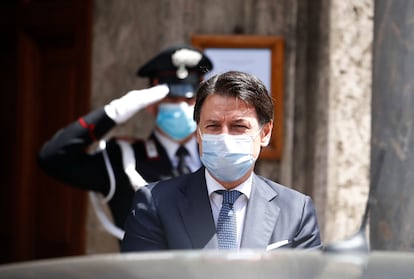 El primer ministro de Italia, Giuseppe Conte, sale del Senado el 20 de mayo.