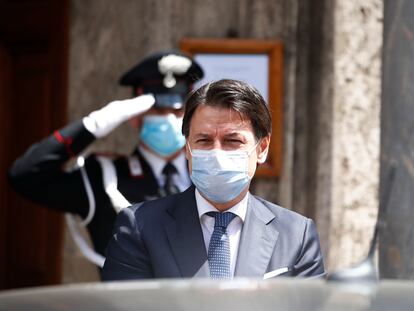 El primer ministro de Italia, Giuseppe Conte, sale del Senado el 20 de mayo.