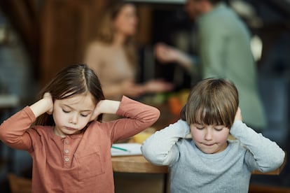 La manipulación emocional de los hijos en un divorcio hace que actúen como intermediarios de mensajes y críticas, asumiendo así una carga que no les corresponde.