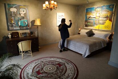 Un visitante toma fotografías de una de las habitaciones del 'Walled Off Hotel'.