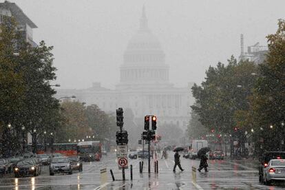 Gente cruza la avenida Pensilvania en la capital de Estados Unidos.