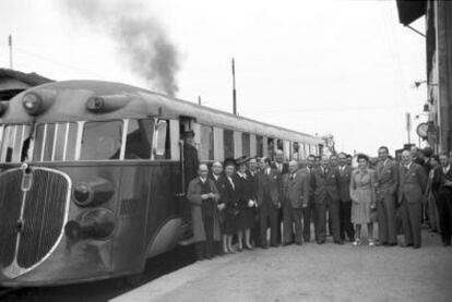 Grupo de ingenieros y altos cargos de Renfe asisten a la inauguración del ferrocarril Santiago-A Coruña (1943)