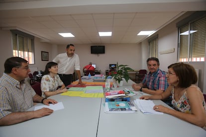 Reunión del equipo directivo del Leonardo da Vinci. De pie el director, Juan Luis García. A la izquierda Isabel Martínez, y a la derecha, Maribel Cebrián.