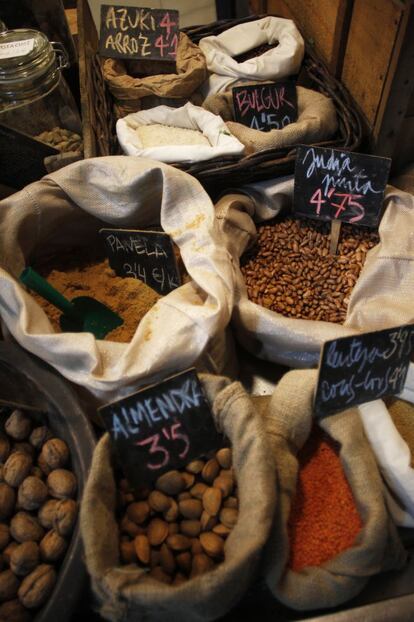 Almendras, judías, arroz.... en la frutería La Repera se venden frutos secos y legumbres cultivadas sin productos químicos.