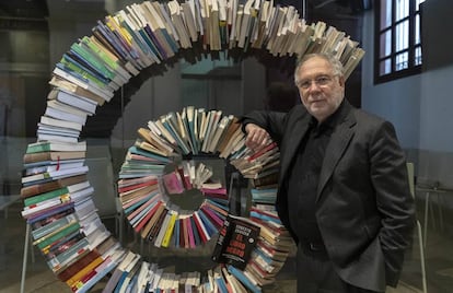 El periodista y escritor Ernesto Ekaizer en la Universitat de València. 