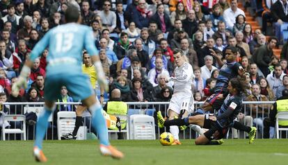 Bale centra ante dos jugadores rivales.