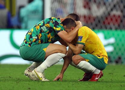 El australiano Aziz Behich es consolado por un compañero de equipo tras la eliminación de su selección frente a Argentina. 