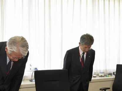 El presidente de Kobe Steel, Hiroya Kawasaki, se inclina ante el ministro de industria japon&eacute;s, Akihiro Tada.