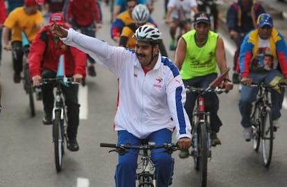 El presidente Nicol&aacute;s Maduro recorre Caracas en bicicleta el domingo pasado.
