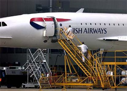 Dos operarios ascienden a un Concorde de British Airways.