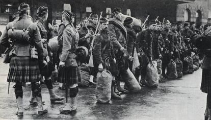 Soldados de la Black Watch parten para el frente en la Primera Guerra Mundial.