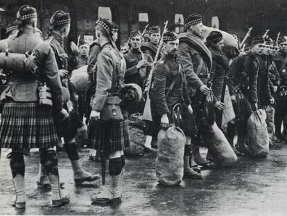Soldados de la Black Watch parten para el frente en la Primera Guerra Mundial.