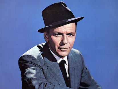 Frank Sinatra, posando con su atuendo característico de traje y sombrero.