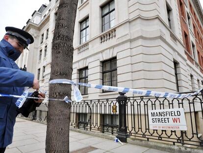 Un policía acordona la calle del centro de Londres donde residió Umar Farouk Abdulmutallab.