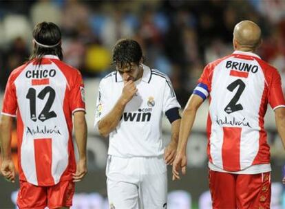 Raúl, cabizbajo, entre Chico y Bruno.