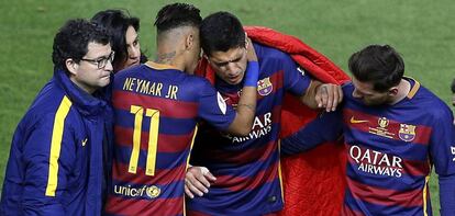 Neymar y Messi animan a Su&aacute;rez tras su lesi&oacute;n. 