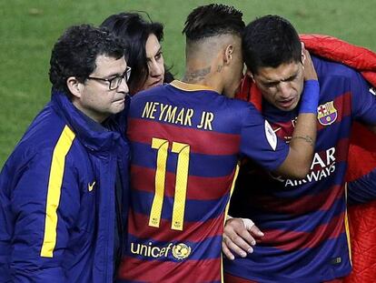 Neymar y Messi animan a Su&aacute;rez tras su lesi&oacute;n. 