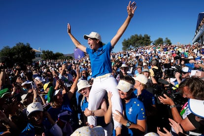 Carlota, a hombros de dos compañeras de equipo para celebrar la Solheim, este domingo en Casares (Málaga).