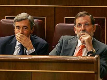 Los dirigentes del PP Eduardo Zaplana, Ángel Acebes y Mariano Rajoy, durante el pleno de control al Gobierno en el Congreso de los Diputados.