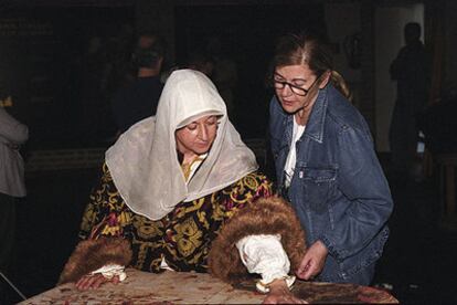 María Teresa Álvarez (derecha), junto a la actriz que interpreta a Isabel la Católica.