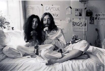 <strong>John Lennon:</strong> "Hoy en día está de moda no estar casado. A mi no me interesa estar a la moda". El icónico matrimonio de John Lennon y Yoko Ono comenzó en 1969, tras tres años de relación durante los cuales siguió casado con su anterior mujer, Cynthia. La pareja se dio el sí quiero en una breve ceremonia oficiada en Gibraltar, donde por la condición de británico de Lennon no hubo ningún problema.