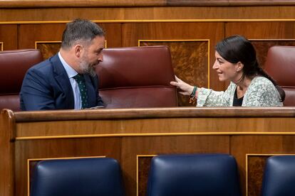 Santiago Abascal, presidente de Vox, y Macarena Olona, portavoz parlamentaria y ahora candidata a la Junta de Andalucía por la formación, este jueves en el Congreso.