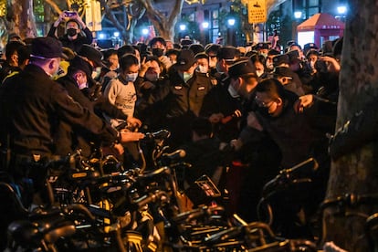 La policía arresta a varias personas en Shanghái. Además del folio en blanco, entre los manifestantes también se ha extendido el uso de mascarillas con la inscripción “404″, en referencia a la recurrente censura en redes de todo tipo de mensajes relacionados con incidentes relativos a la pandemia. 404 es el código de error que más aparece estos días al intentar abrir una página o un archivo en las publicaciones de WeChat o Weibo.