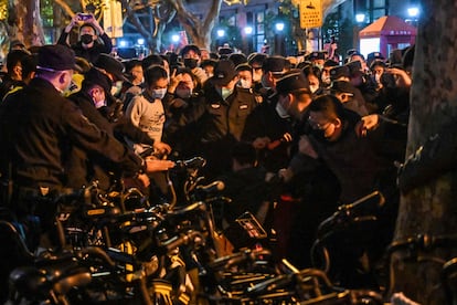 La policía arresta a varias personas en Shanghái. Además del folio en blanco, entre los manifestantes también se ha extendido el uso de mascarillas con la inscripción “404″, en referencia a la recurrente censura en redes de todo tipo de mensajes relacionados con incidentes relativos a la pandemia. 404 es el código de error que más aparece estos días al intentar abrir una página o un archivo en las publicaciones de WeChat o Weibo. 