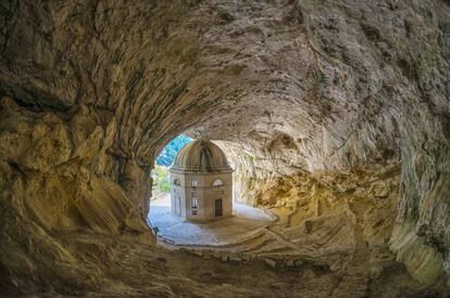 La capilla Valadier, en el parque natural Gola della Rossa y Frasassi, en el municipio de Genga.