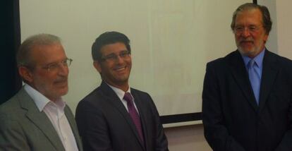 De izquierda a derecha, el rector Esteban Morcillo, el alcalde Jorge Rodríguez y el presidente de Caixa Ontinyent, Antonio Carbonell.