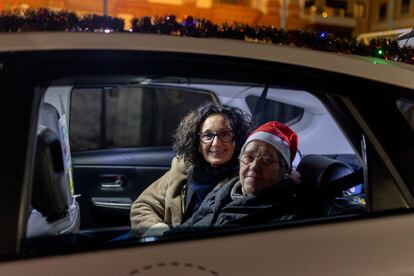 De izquierda a derecha, María Dolores y María Luna, madre e hija durante la decimonovena edición del ‘Paseo de la Ilusión’ en la que 122 taxistas han mostrado el alumbrado navideño de Córdoba a 500 usuarios de residencias y centros de mayores de la ciudad.